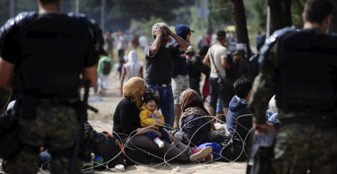 La policía de Macedonia ha lanzado este viernes granadas aturdidoras y gases lacrimógenos contra los refugiados que intentaban atravesar el paso fronterizo con Grecia./ REUTERS