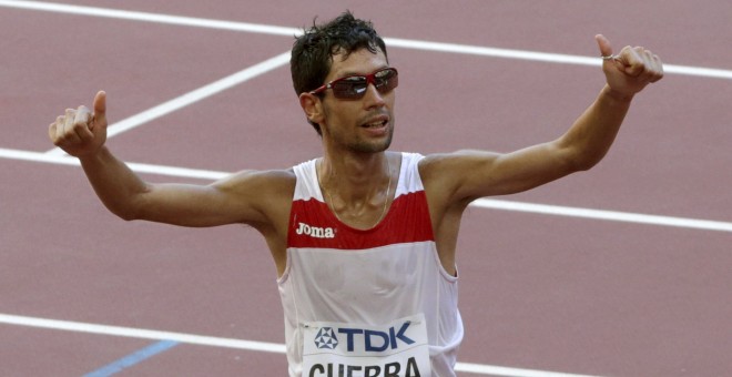 El atleta español Javier Guerra, al finalizar la prueba de maratón, en el Campeonato del Mundo de Atletismo, en Pekín, en la que quedó decimotercero. EFE/Lavandeira jr