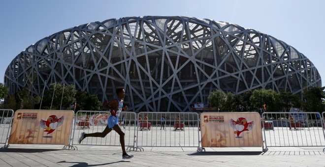 El eritreo Ghirmay Ghebreslassie a punto de entrar en el estadio olímpico de Berlín, donde ha logrado la medalla de oro en la prueba de martatón. REUTERS/Phil Noble