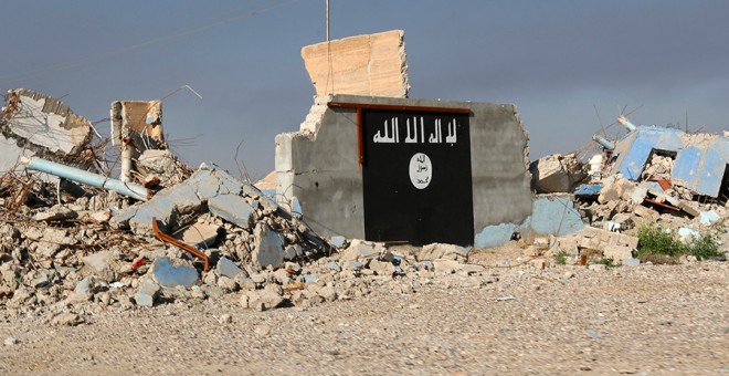 Bandera del Estado Islámico, en una casa derruida en Siria.  REUTERS/ Thaier Al-Sudani