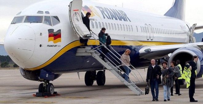 Varios pasajeros desembarcan de un avión de Ryanair. EFE