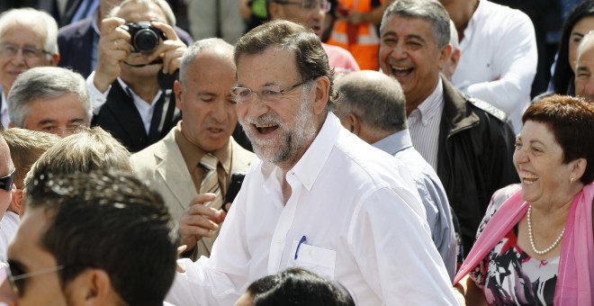 El presidente del Gobierno, Mariano Rajoy, durante su visita a la localidad lucense de Portomarín. EFE/Eliseo Trigo