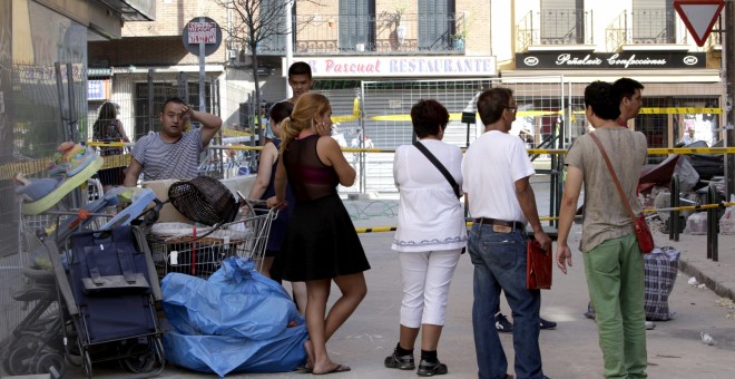 Los inquilinos del edificio que se derrumbó en el número 1 de la calle Amalia, esquina con Bravo Murillo, en el madrileño barrio de Tetuán, cuando acudieron a  recuperar sus pertenencias. EFE/Ismael Rivera