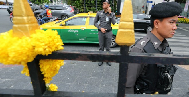 La policía tailandensa patrulla la zona de Bangkok donde se cometió el atentado que provocó la muerte de una veintena de personas.. EFE/EPA/NARONG SANGNAK