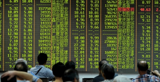 Inversores observan el panel de resultados de la Bolsa de Hangzhou (China). /REUTERS