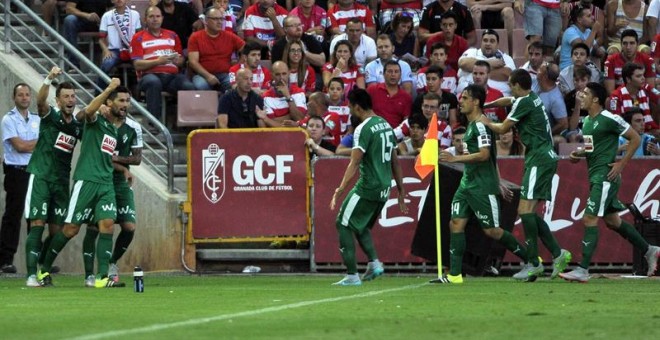 El centrocampista del Eibar Adrián González (2i) celebra el gol que acaba de marcar ante el Granada. /EFE