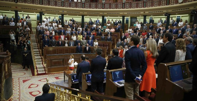 Los diputados guardan un minuto de silencio en el hemiciclo del Congreso por el fallecimiento hoy de José María, 'Txiqui', Benegas. EFE/Paco Campos