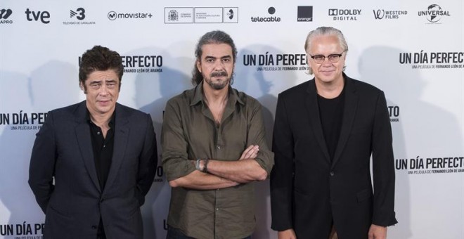 Los actores Benicio del Toro (i) y Tim Robbins (d), junto al cineasta Fernando León (c) en el photocall de la película 'Un día perfecto' en Madrid. /EFE