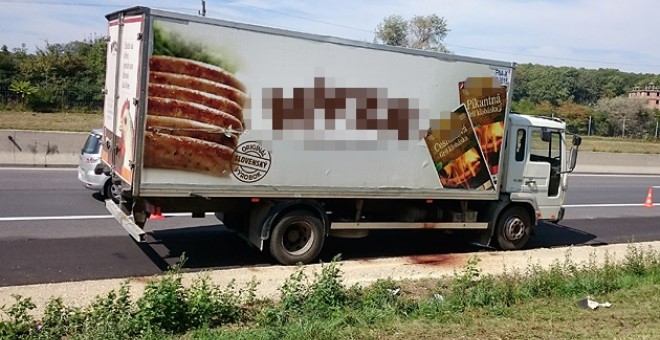 El camión en el que han sido hallados los 50 refugiados muertos. /FOTO: Diario Krone