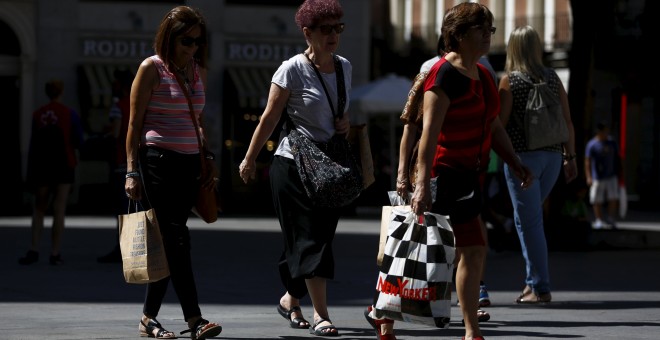 Varias mujeres de compras por el centro de Madrid. REUTERS/Sergio Perez