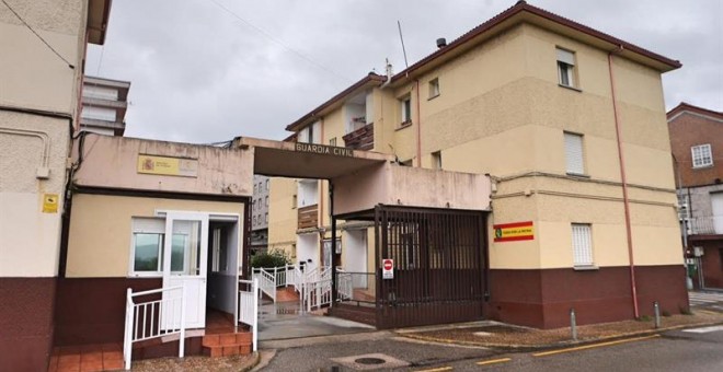 En la foto, tomada ayer, fachada del cuartel de la Guardia de Civil de esta localidad. EFE/Sxcenick