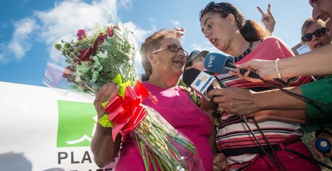 La abuela de Fuerteventura, Josefa Hernández, acompañada por sus familiares, a su salida de la cárcel. / EFE