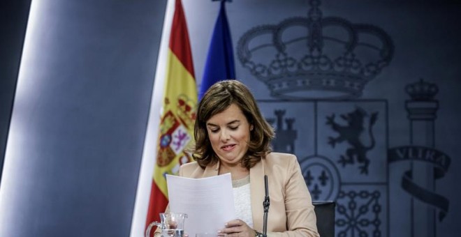 La vicepresidenta del Gobierno, Soraya Saénz de Santamaría, durante la rueda de prensa posterior a la reunión del Consejo de Ministros hoy en La Moncloa. EFE/Emilio Naranjo