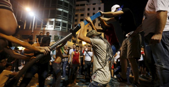 Manifstantes durante la protesta en Beirut. REUTERS/Jamal Saidi