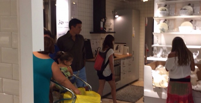 Pedro Sánchez, de compras con la tradicional bolsa amarilla del Ikea. D. P.