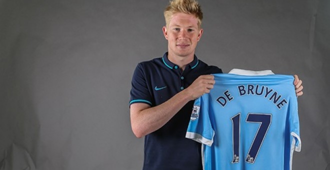Kevin de Bruyne posa con la camiseta del Manchester City.