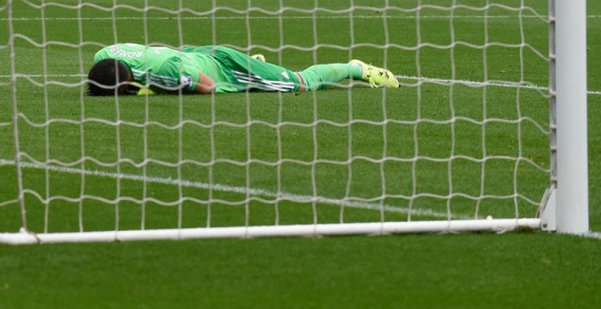 Sergio Romero se lamenta tras su fallo ante el Swansea. Reuters / Rebecca Naden