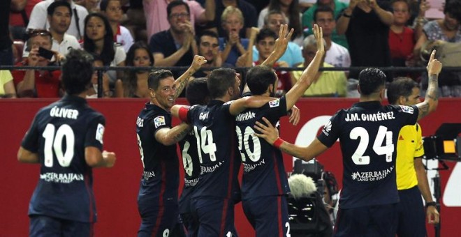 Los jugadores del Atlético celebran el primer gol al Sevilla. EFE/José Manuel Vidal