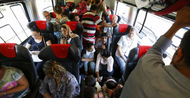 Una mujer y su hija, a bordo de un tren con refugiados, en la ruta desde Budapest, Hungría, a Viena, Austria.- REUTERS