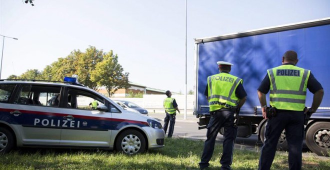 La policía registra un camión cerca de Siegenedorf, en Hungría. PETER NYIKOS (EFE)