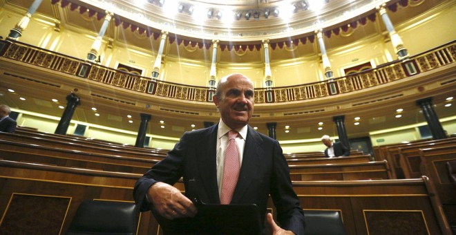 El ministro de Economía. Luis de Guindos, en el Congreso de los Diputados. REUTERS