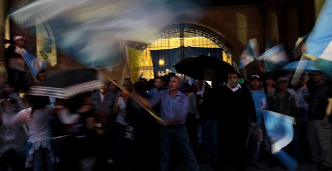 Ciudadanos celebran frente al Palacio Nacional de Guatemala la decisión del Congreso de retirar la inmunidad al presidente Otto Pérez. EFE