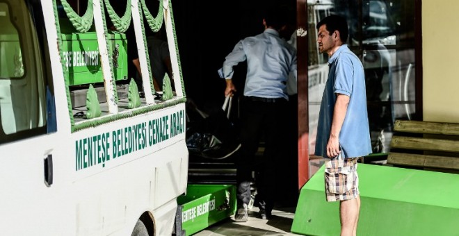 Abdulá Kurdi, en la morgue de Mugla para recuperar los restos de su familia. - AFP