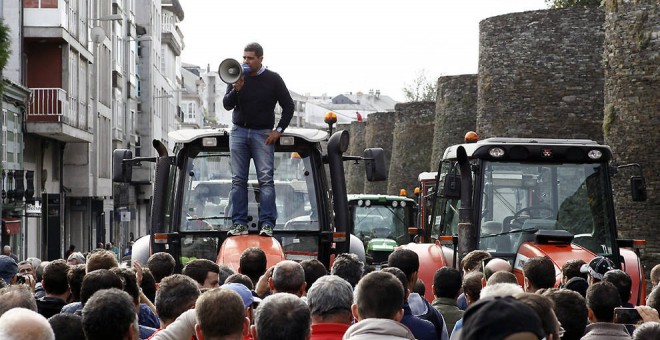 Ganaderos protestan con sus tractores este viernes en Lugo. EFE