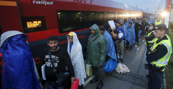 Cientos de refugiados a punto de subirse a un tren en la ciudad austriaca de Nickelsdorf rumbo a Alemania. /REUTERS