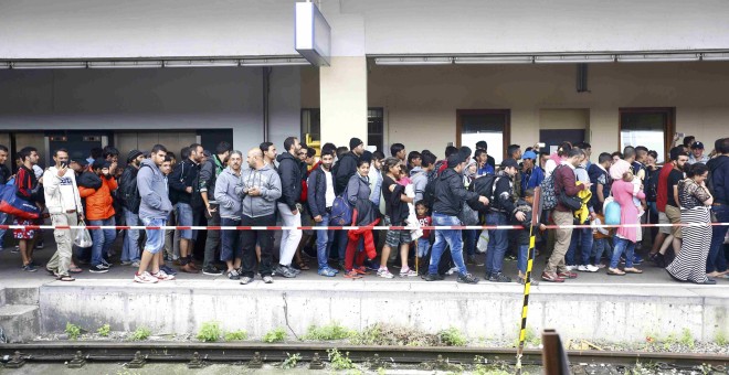 Cientos de refugiados desembarcan en la estación de tren de Viena. /REUTERS