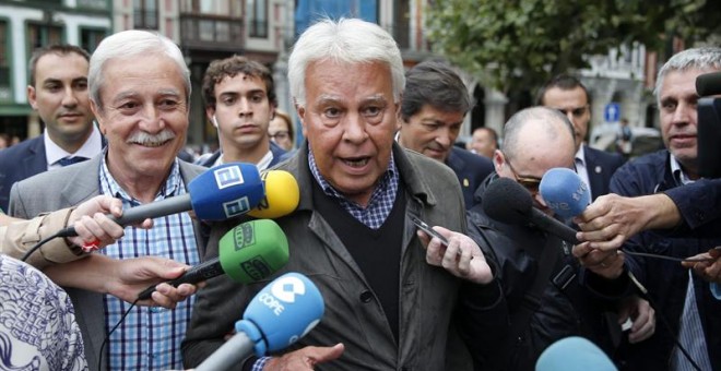 Felipe González, acompañado por el secretario general de UGT de Asturias, Justo Rodríguez Braga (i) a su llegada a la Casa de Cultura de Aviles en donde habló sobre 'El futuro de la Europa social'  el pasado 2 de septiembre. EFE/José Luis Cereijido