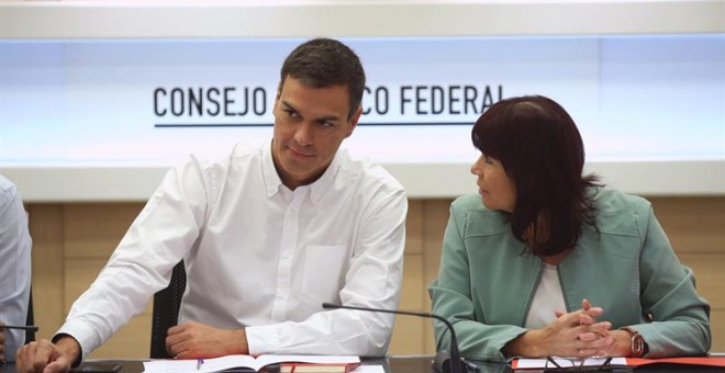 El secretario general del PSRE, Pedro Sánchez, y la presidenta, Micaela Navarro, durante el Consejo de Político Federal del partido.- Angel Díaz (EFE)