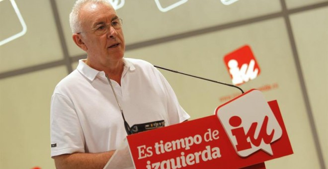 El coordinador federal de IU, Cayo Lara, en rueda de prensa, tras un encuentro con alcaldes y concejales de la formación. EFE/Víctor Lerena