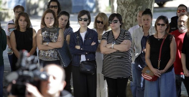 Varios vecinos del concello coruñés de Carral, durante los cinco minutos de silencio. /EFE