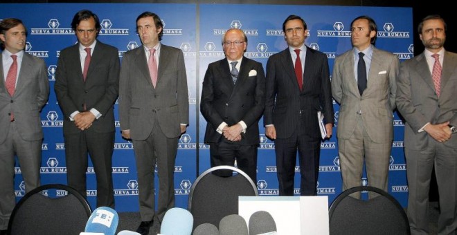 José María Ruiz Mateos, acompañado de sus hijos, cuando anunció el concurso de acreedores de sus empresas, en 2011. EFE