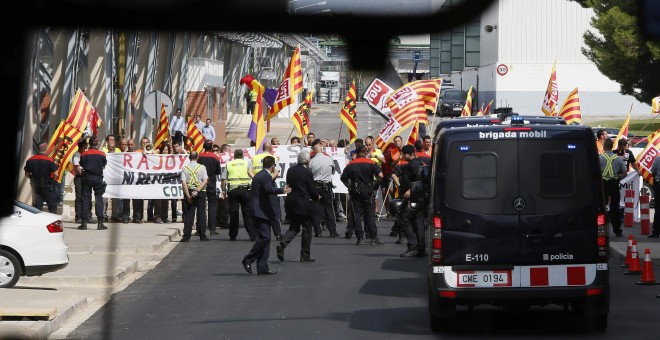 Un grupo de empleados de SEAT protestan durante la visita que el presidente del Gobierno, Mariano Rajoy, ha realizado a la factoría de la empresa automovilística en Martorell (Barcelona). EFE/Susanna Sáez