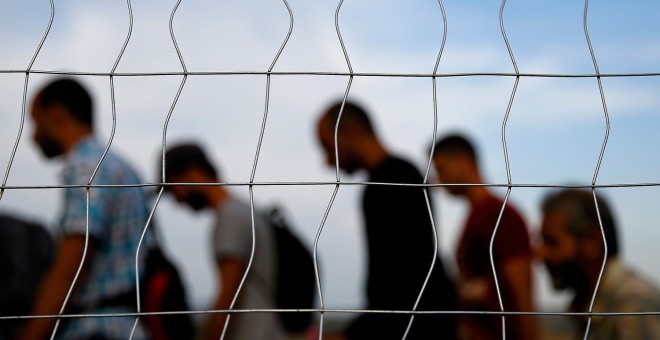 Refugiados sirios cruzan la frontera entre Grecia y Macedonia. REUTERS
