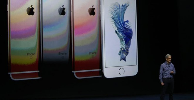 El director ejecutivo de Apple, Tim Cook, habla junto a imágenes del iPhone 6S y 6S Plus hoy.- MONICA DAVEY