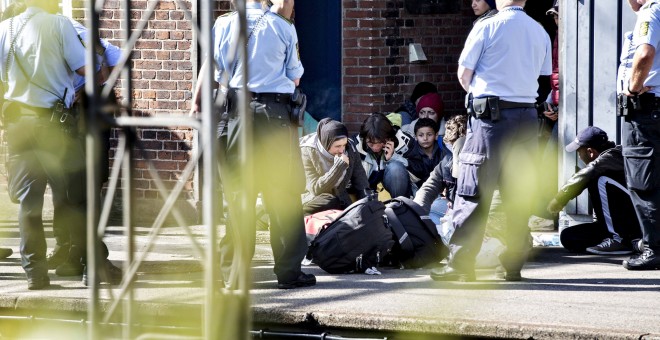 El miércoles dos trenes que llevaban cerca de 240 personas fueron detenidas por la policía danesa en Robdy./ REUTERS