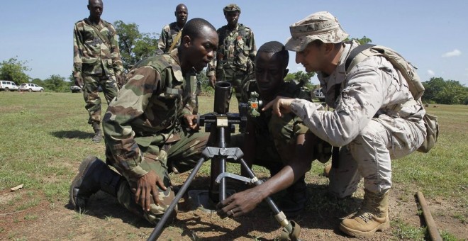 Militares españoles instruyen a soldados de Mali. EFE