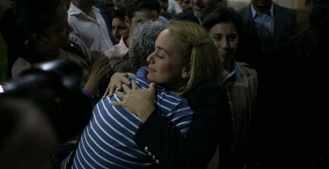 La esposa del dirigente opositor venezolano Leopoldo López, Lilian Tintori, abraza a un seguidor tras conocer la sentencia. / FABIOLA FERRERO (EFE)