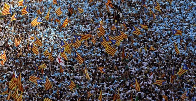 Una gran concentración de personas están reunidas en la avenida Meridiana de Barcelona durante la Via Catalana para celebrar el día de Catalunya. EFE/Alberto Estévez