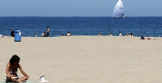 Bañistas en la playa. EFE