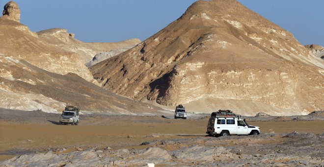 Algunos coches cruzan el desierto egipcio y el Oasis de Bahariya , al suroeste de El Cairo./ REUTERS
