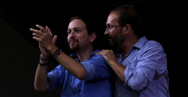 El lider de Podemos, Pablo Iglesias, junto al lider de ICV, Joan Herrera, durante el mitin de Catalunya Si que es Pot que han realizado esta tarde en Mollet del Vallès (Barcelona), en el que Iglesias se ha mostrado orgulloso de ser 'amigo' de los catalane