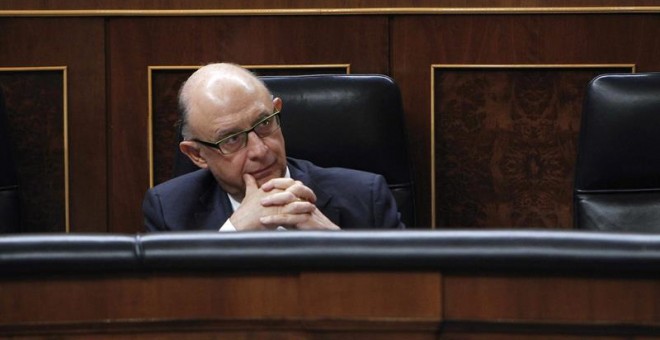El ministro de Hacienda, Cristóbal Montoro, en su escaño, durante el debate de Presupuestos hoy en el Congreso de los Diputados, donde ha defendido que los Presupuestos para 2016 darán confianza y son la 'garantía' para una recuperación integradora, de co
