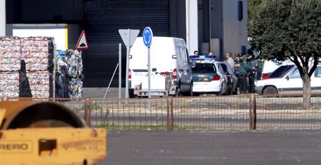 Efectivos de la Guardia Civil en el interior de la Planta de Reciclaje de la Cartuja (Zaragoza) donde se ha encontrado a un bebé sin vida. /EFE