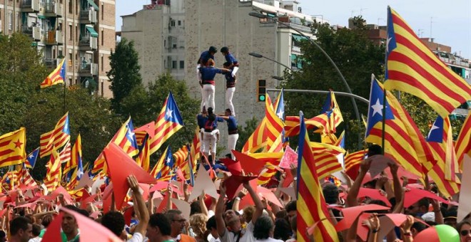 Una colla castellera levanta un castillo en la Meridiana de Barcelona durante la Diada. /EFE