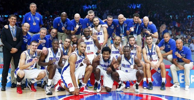 Los jugadores franceses posan con la medalla de bronce conseguida ante Serbia. - EFE