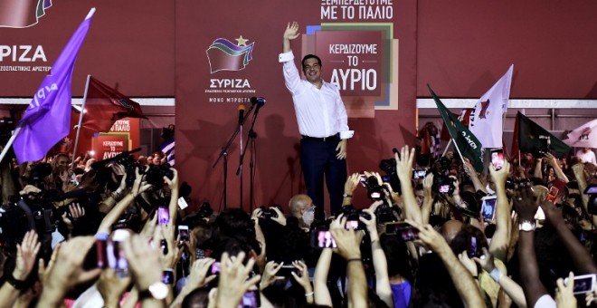 El ganador de las elecciones griegas, Alexis Tsipras, saluda a sus seguidores tras los comicios. - AFP